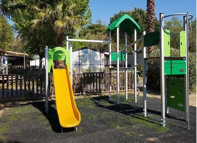 Mobil N 1 Confort St Cyprien 66 Kamp alanı *